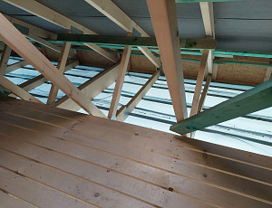 Zateplení stropu dřevostavby pomocí foukané izolace